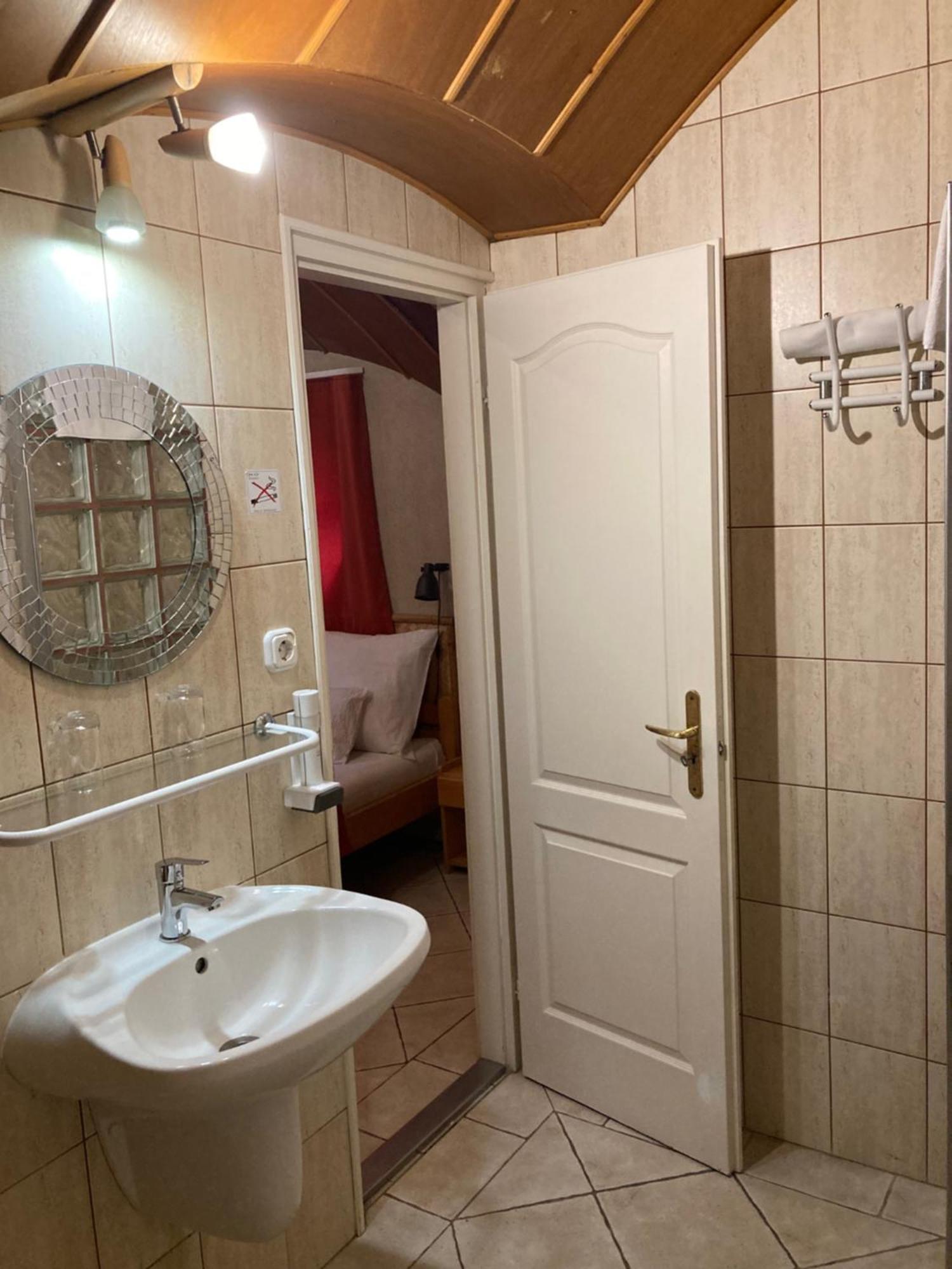 Nautilus Etterem Es Panzio Hotel Dabas Buitenkant foto