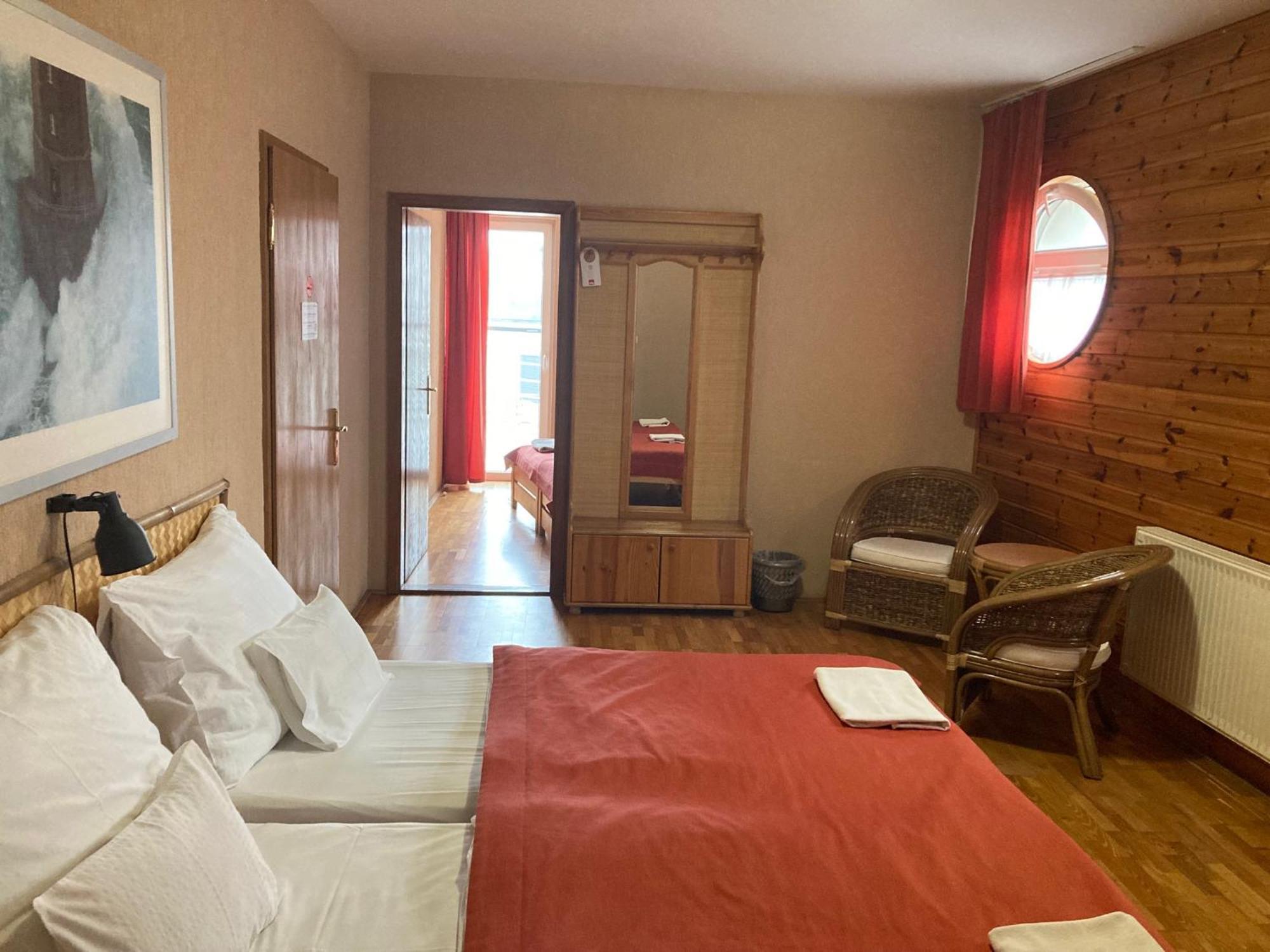 Nautilus Etterem Es Panzio Hotel Dabas Buitenkant foto