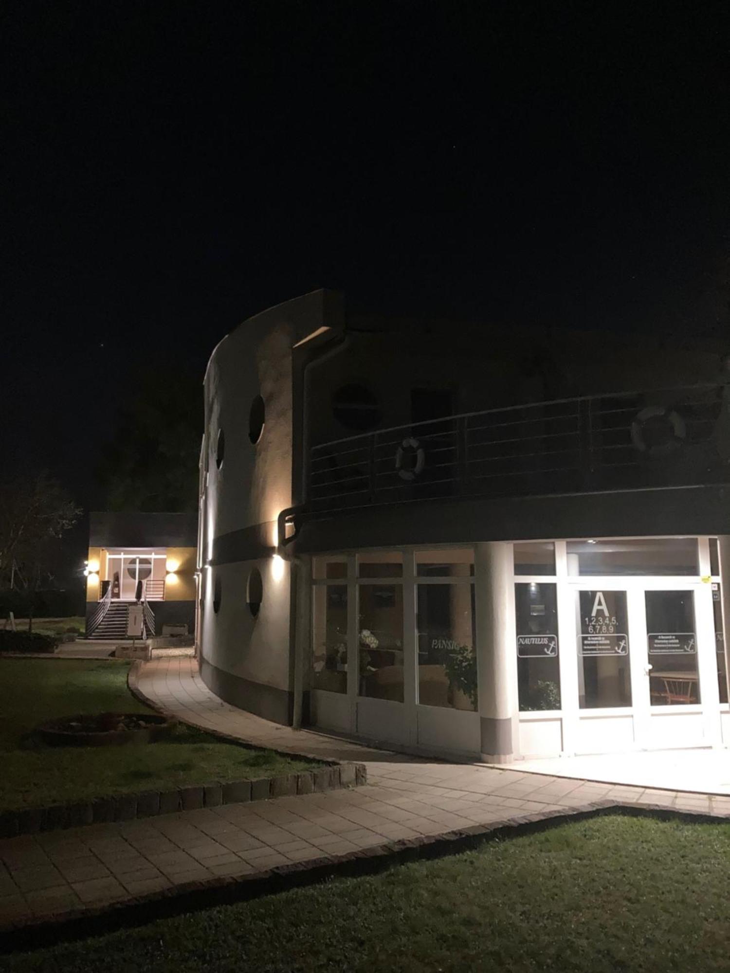 Nautilus Etterem Es Panzio Hotel Dabas Buitenkant foto