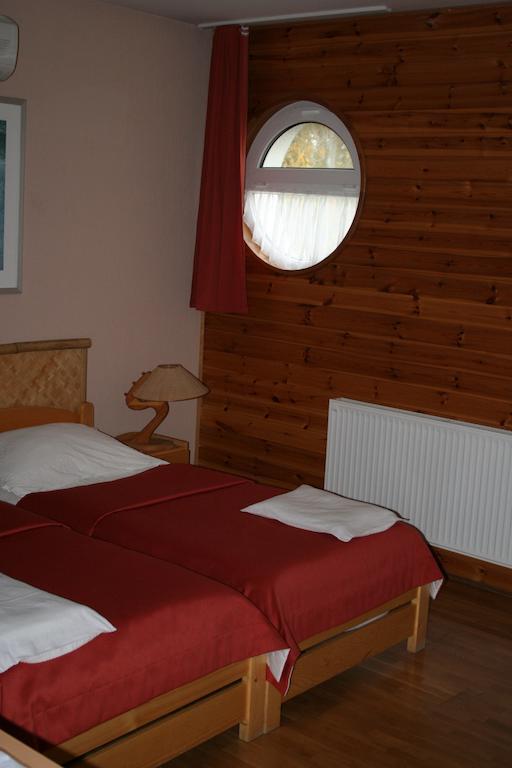 Nautilus Etterem Es Panzio Hotel Dabas Kamer foto